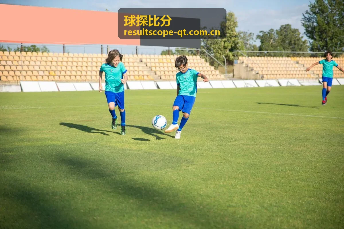 球探比分巴黎前场三人组站位演变